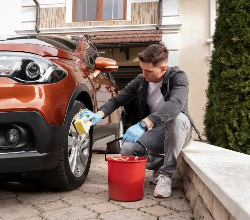Lavage auto à domicile La Boissière-des-Landes : professionnel intervenant sur un véhicule